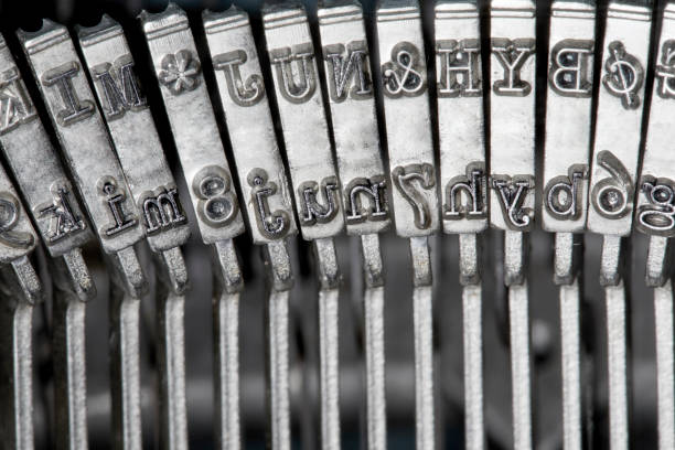 primo piano di una macchina da scrivere vintage slug arms - tastiera di macchina da scrivere foto e immagini stock