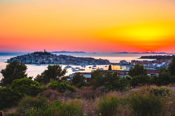 destinazione turistica adriatica della vista al tramonto dell'arcipelago di primosten - 11206 foto e immagini stock