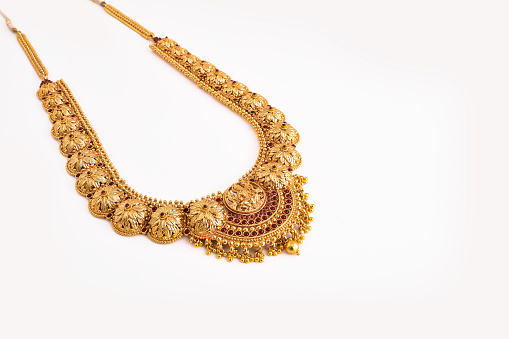 Temple necklace jewellery is making a big comeback, with the trendiest pieces being made from gold and embellished with precious stones. It is a beautiful way to add a touch of elegance and sophistication to any look and is sure to turn heads no matter the occasion.