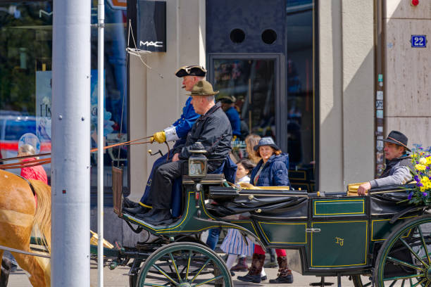 carrozza di legno trainata da due cavalli al famoso festival di primavera nella città svizzera. - zurich switzerland snowman swiss culture foto e immagini stock