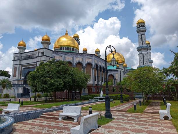 brunei darusallam, hermoso parque lado de la mezquita con cúpula dorada - bandar seri begawan fotografías e imágenes de stock
