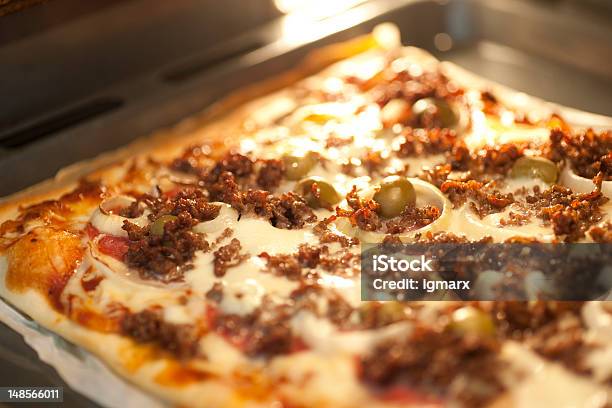 Pizza - Fotografias de stock e mais imagens de Assado no Forno - Assado no Forno, Azeitona, Bandeja - Utensílio doméstico