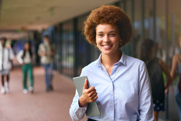 Ritratto di insegnante femminile di scuola superiore o secondaria con tablet digitale all'aperto a scuola - foto stock