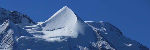 pico puntiagudo del monte silberhorn y cielo azul, suiza. - silberhorn fotografías e imágenes de stock