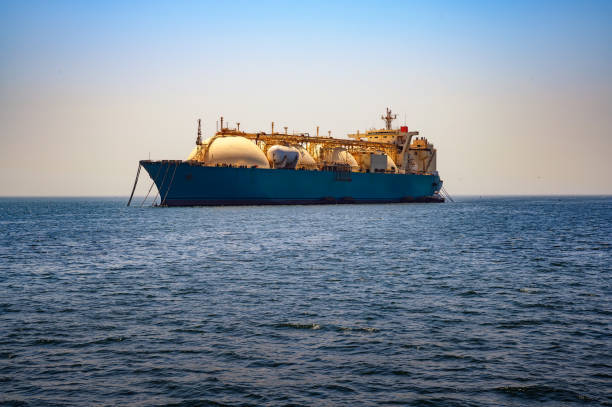 grande nave cisterna gnl in mare vicino a dakar, senegal, africa - gas naturale liquefatto foto e immagini stock