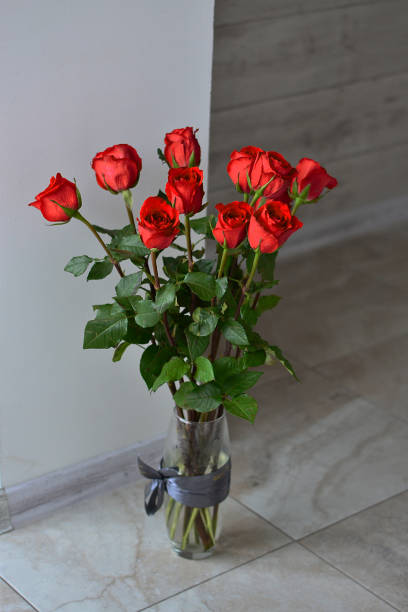 istock Red roses are in a vase on the floor 1485714578