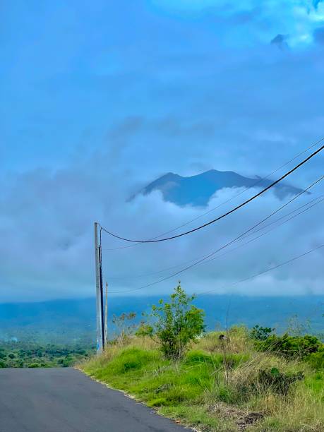 bewölkter blick auf den berg agung von tulamben - mt merapi stock-fotos und bilder