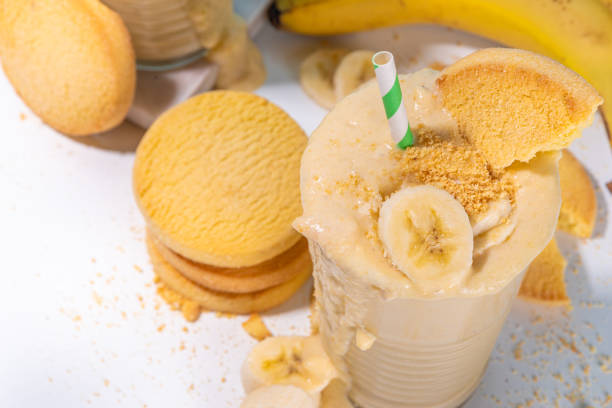 koktajl smoothie z ciasteczkami bananowymi - smoothie banana smoothie milk shake banana zdjęcia i obrazy z banku zdjęć