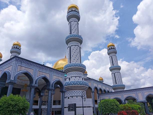 istock mosque in Brunei Darusallam with golden dome 1485729637