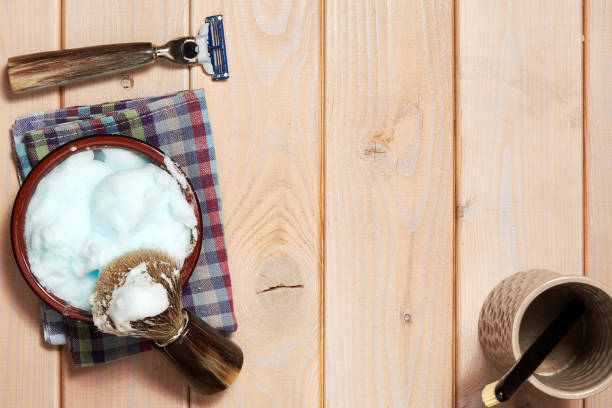 木製のテーブルの上に泡が付いている古典的なシェービングかみそりの刃とブラシとボウル - shaving equipment wash bowl bathroom razor ストックフォトと画像