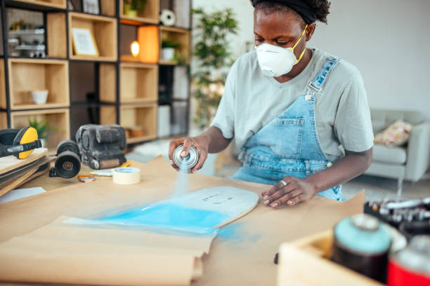 istock Woman spray painting skate 1485734037