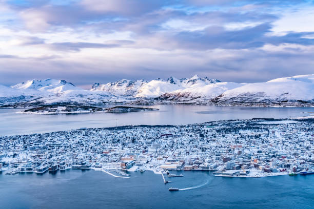 tromso ciudad - tromso fjord winter mountain fotografías e imágenes de stock
