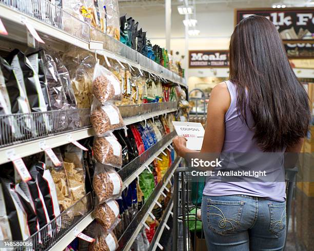 De Compras Na Loja Examinará Cupão - Fotografias de stock e mais imagens de Cupão - Cupão, Acessível, 20-29 Anos