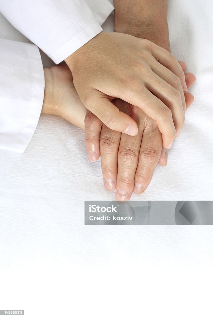 senior donna con mano sul letto - Foto stock royalty-free di Medico