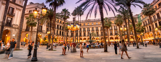 バルセロナのランブラス通り沖のバリゴティックのレイアール広場のパノラマ カタルーニャスペイン - gotic ストックフォトと画像