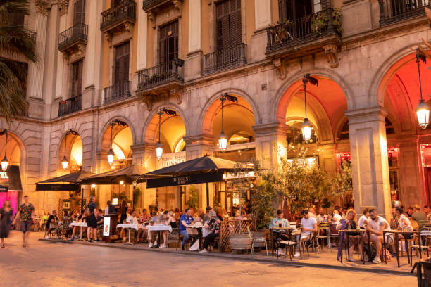 площадь plaça reial в барри готик у ла рамбла в барселоне, каталония, испания - gotic стоковые фото и изображения