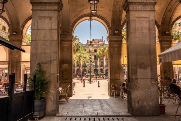 バルセロナのランブラス通り沖のバリゴティックにあるレイアール広場 カタルーニャ スペイン - gotic ストックフォトと画像
