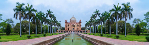 das safdarjung-grab befindet sich in neu-delhi, indien, panoramablick - delhi new delhi panoramic india stock-fotos und bilder