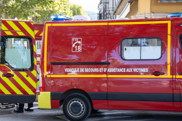 feuerwehrauto parkt auf einer straße - feuerwehrmann stock-fotos und bilder