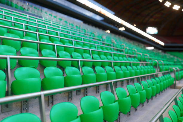 vista de primer plano de los asientos vacíos del estadio - american football football focus on foreground team sport fotografías e imágenes de stock