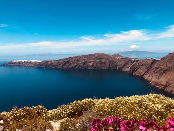 l’île de santorin au-dessus de la caldeira submergée, en grèce, par une journée ensoleillée - caldera photos et images de collection