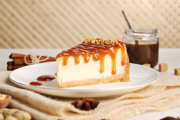 캐러멜과 견과류를 곁들인 맛있는 치즈 케이크가 테이블에 제공됩니다. - tart caramel dessert pastry 뉴스 사진 이미지