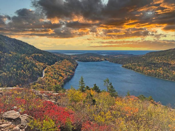 bubble rock overlook - bubbles divide trail and jordan pond,  acadia national park - jordan imagens e fotografias de stock