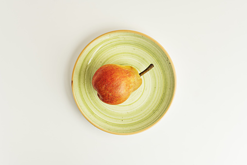 Symbolic image for diet and weight control, intermittent fasting: plate with half apple, stopwatch, clock, knife and fork