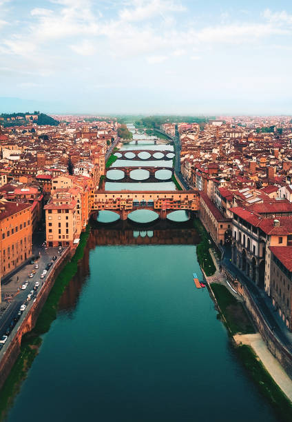 ponte vecchio vista aérea - florence italy italy sky cathedral fotografías e imágenes de stock