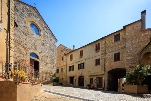 istock Street in Bibbona, Tuscan medieval town 1485875049