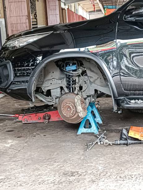 istock A car is repairing its wheels 1485884332