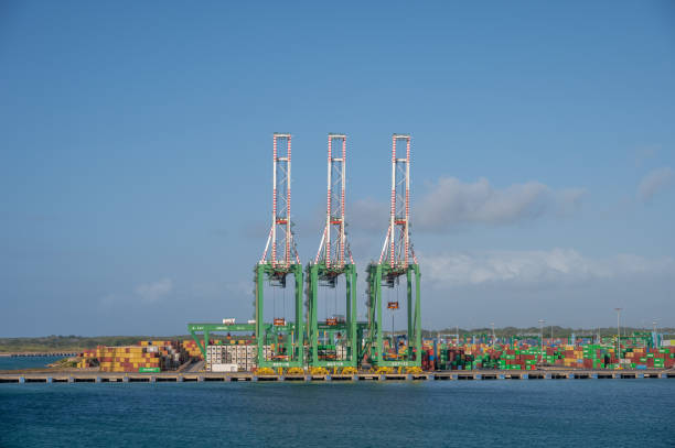 コンテナ港、コロン、パナマ - control harbor airport tower ストックフォトと画像