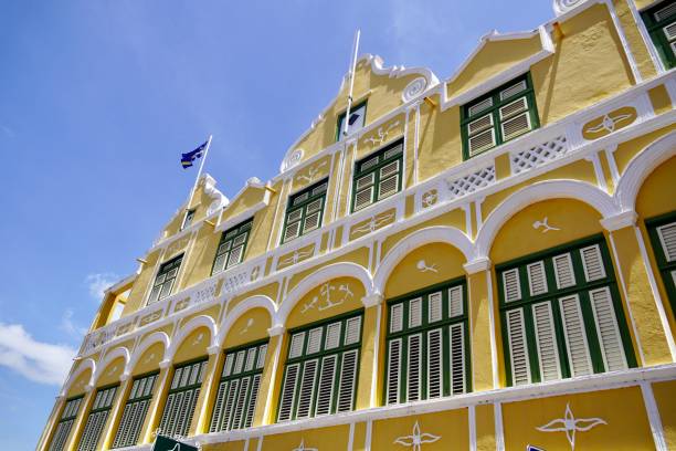 istock Yellow and white Dutch colonial in Willemstad Curacao 1485891927