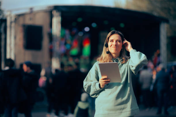 Organisateur de festival de musique stressé tenant une tablette PC - Photo