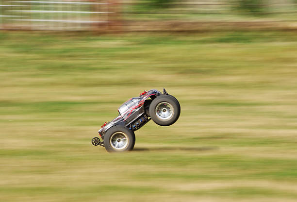 acelerar rc automóvel na grama - off road vehicle audio - fotografias e filmes do acervo