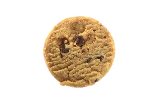 biscotti con gocce di cioccolato isolati su sfondo bianco, singolo di biscotti sul pavimento - biscotti cookie morning temptation foto e immagini stock