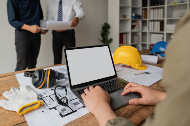 istock Team of engineers meeting to report project construction on laptop screen 1485939410