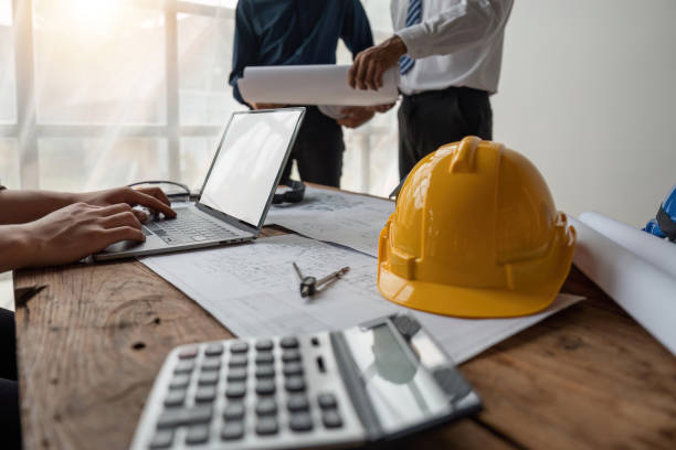 istock Team of engineers meeting to report project construction on laptop screen 1485939449
