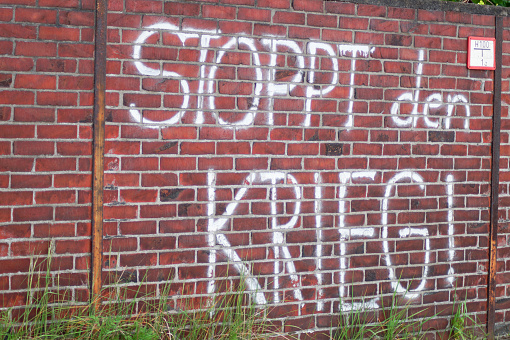 Eine Wand und Slogan Stoppt den Krieg