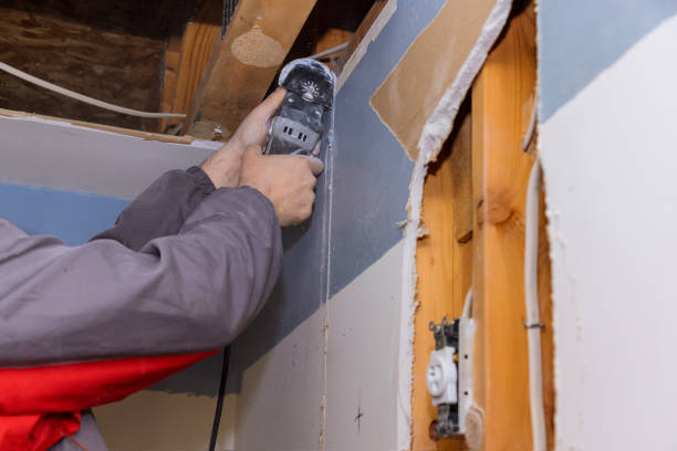 trabajador cortando placas de yeso con una herramienta múltiple - wall plasterboard vehicle interior indoors fotografías e imágenes de stock