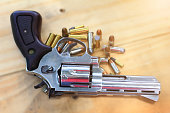 halbautomatische-pistole-und-munition-au