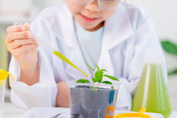 istock Asia little girl science 1485985748