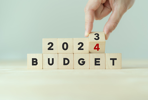 2024 Planificación presupuestaria y concepto de asignación. Voltea a mano el cubo de madera y cambia la inscripción 