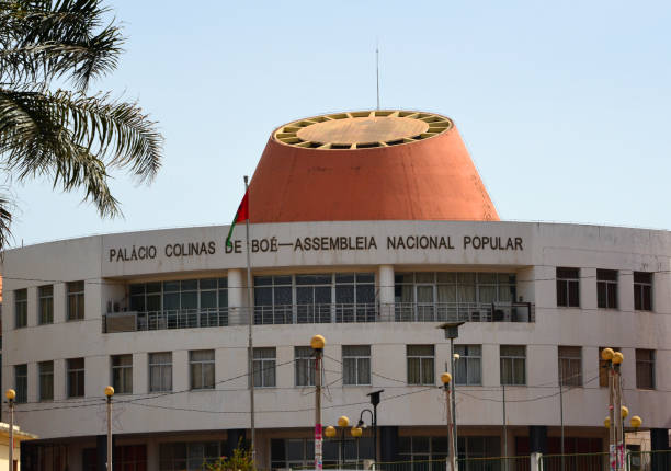 edificio del parlamento, bissau, guinea-bissau - guinea bissau flag fotografías e imágenes de stock