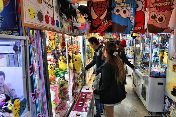 zręcznościowa gra na automat z pazurami w japonii - amusement arcade machine toy leisure games zdjęcia i obrazy z banku zdjęć
