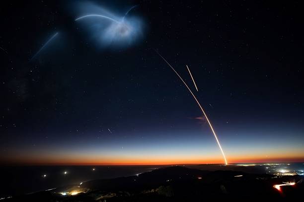 это покадровое изображение запуска ракеты, происходящего ночью - rocket booster фотографии стоковые фото и изображения
