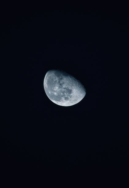 밝은 하얀 달이 검은 밤하늘을 배경으로 비춰진다 - mysteriousness 뉴스 사진 이미지