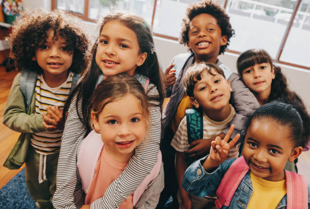 klassen-selfie in einer grundschule. kinder, die zusammen ein foto in einer gemischten schule machen - kindergartenkind stock-fotos und bilder