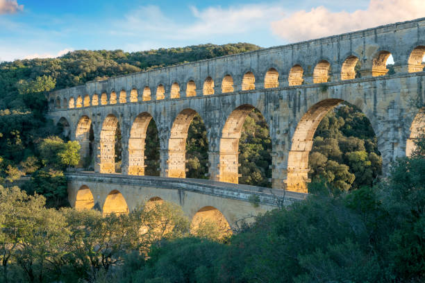 il "pont du gard" è un antico ponte acquedotto romano costruito nel i secolo dc per trasportare l'acqua (31 miglia). è stato aggiunto alla lista del patrimonio mondiale dell'unesco nel 1985 - gard foto e immagini stock