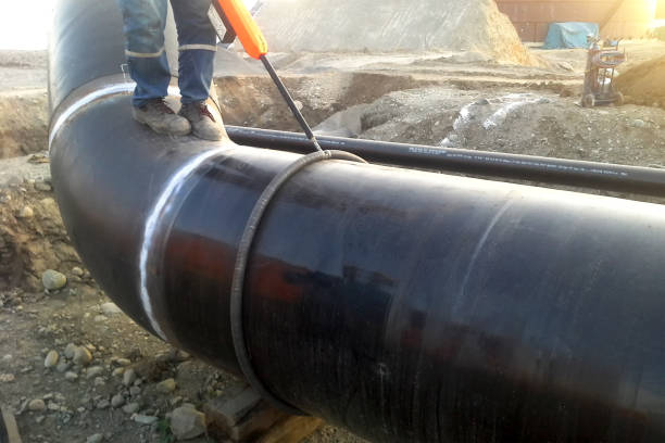 Worker is testing to polyethylene coating of pipeline with high voltage holiday detector device. It is normally used to determine the existences of discontinuities in coating films. Holiday test, holiday examination, holiday inspection. el trabajador está probando el recubrimiento de polietileno de la tubería con un dispositivo detector de vacaciones de alto voltaje. normalmente se utiliza para determinar la existencia de discontinuidades en películas de recubrimiento. prueba de vacaci